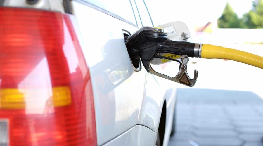 Homem é preso por tentar roubar gasolina de veículo estacionado