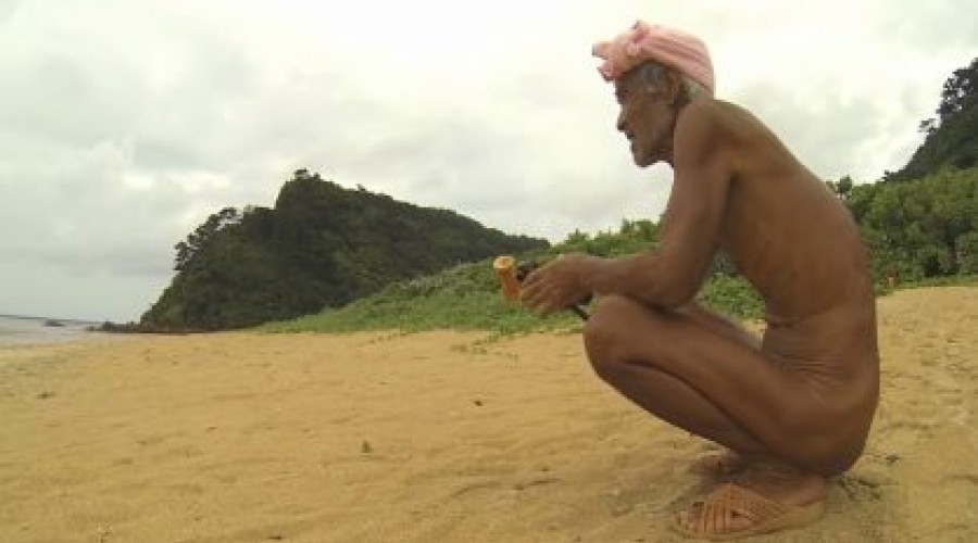 Homem que vivia em ilha é resgatado à força e proibido de voltar