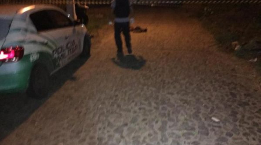 Homem é morto a facadas e mulher fica ferida em briga por drogas