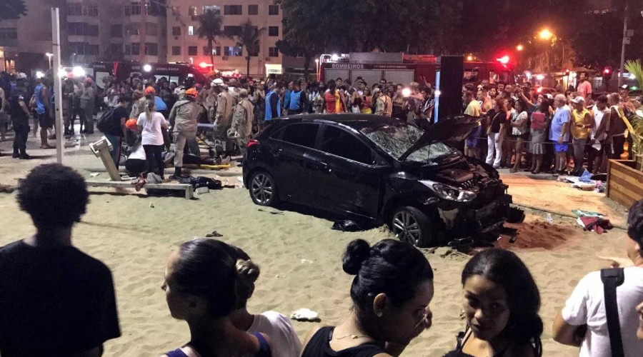 Motorista atropela 17 pedestres na Praia de Copacabana; bebê morre