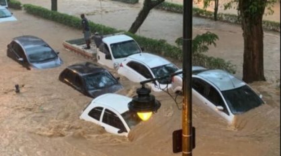 Temporal em Petrópolis, no Rio, deixa ao menos 34 mortos