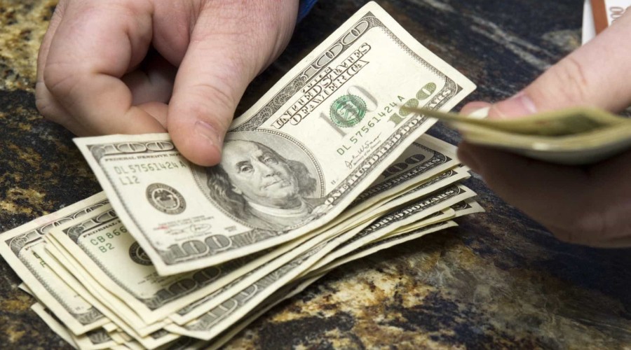 Dólar vai a R$ 4,45, e bolsas europeias recuam com temor do coronavírus