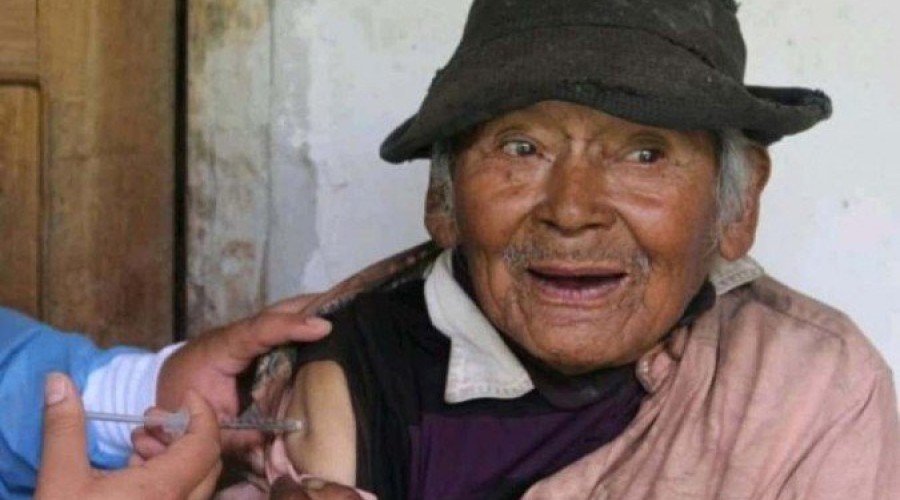 Homem de 121 anos é vacinado contra a covid-19 no Peru