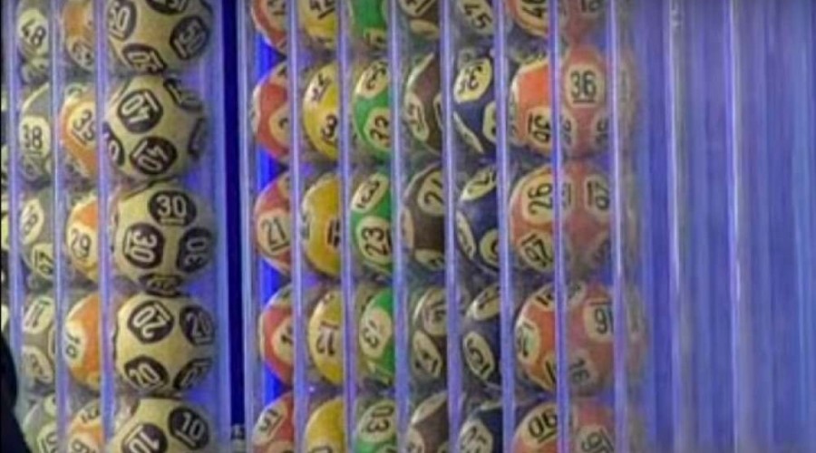 Assista o Vídeo: Confira os resultados da Quina 5552 e da Lotofácil 2218 desta quinta (29/4)