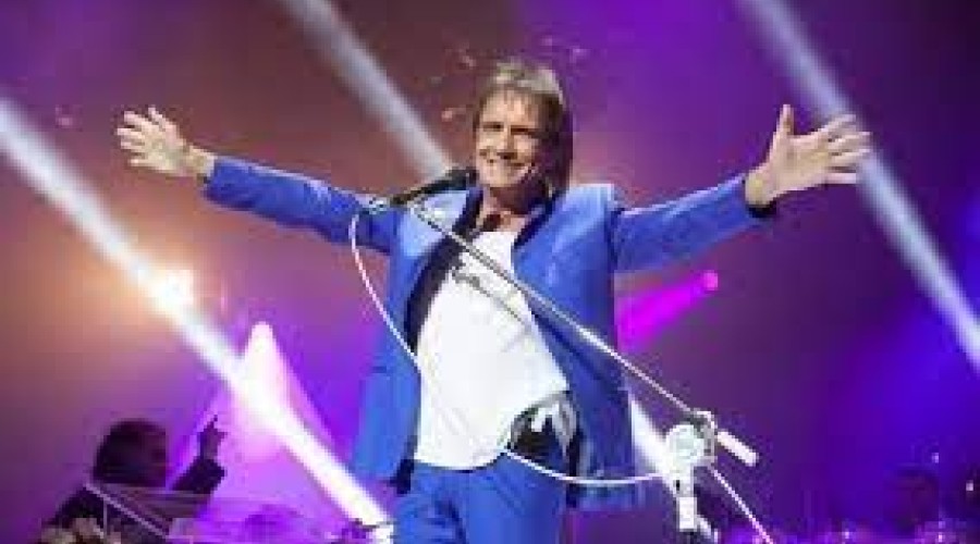 Roberto Carlos é diagnosticado com covid-19 e adia show