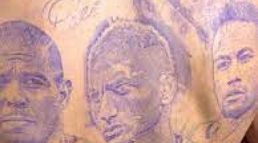 Richarlison faz tatuagem com o próprio rosto e o de Neymar nas costas; veja o desenho