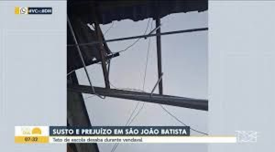 Teto de escola desaba durante vendaval em São João Batista