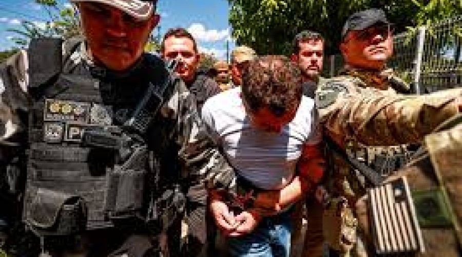 Polícia investiga se suspeito de matar ex-esposa e vereador produzia munições