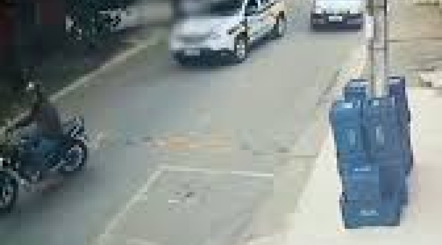 Vídeo: Homem para viatura da PM, esfaqueia policial e é morto