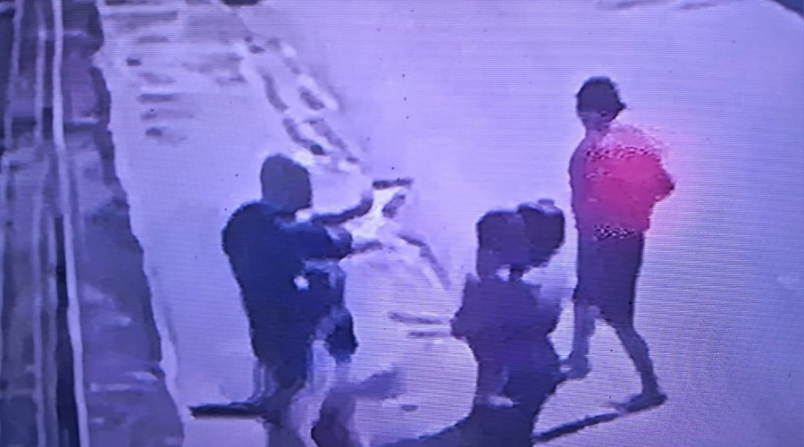 Rosário - VÍDEO: mulher é agredida pelo ex-companheiro ao chegar em delegacia para registrar B.O contra ele