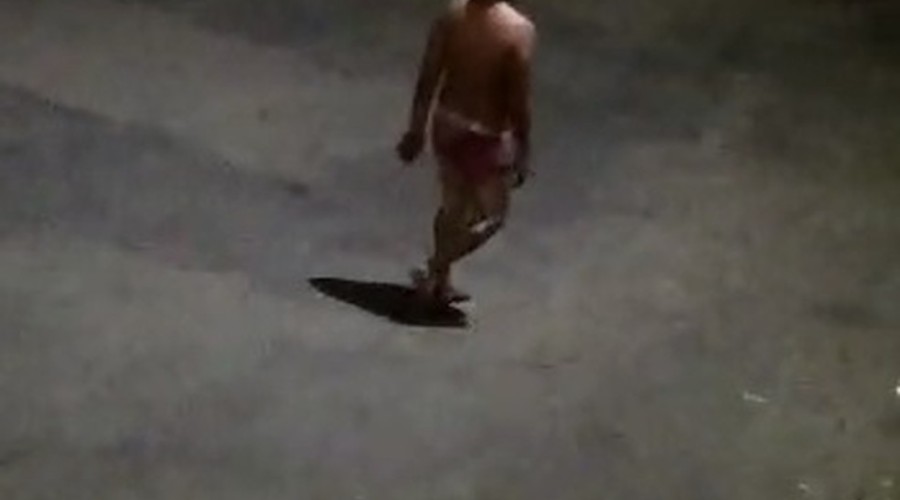 Jovem surta, sai de sunga na rua e quebra carros com barra de concreto em BH