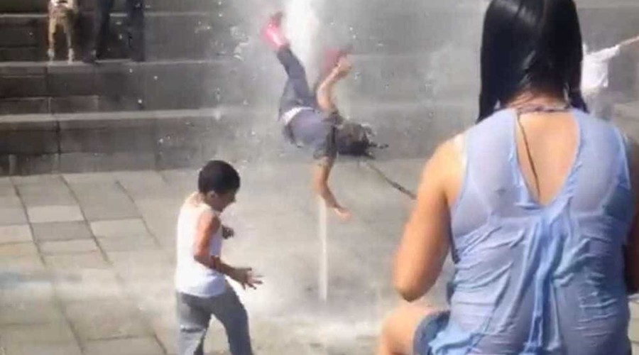 ASSISTA AO VÍDEO: Criança brinca com jato de água e termina 'voando'; assista