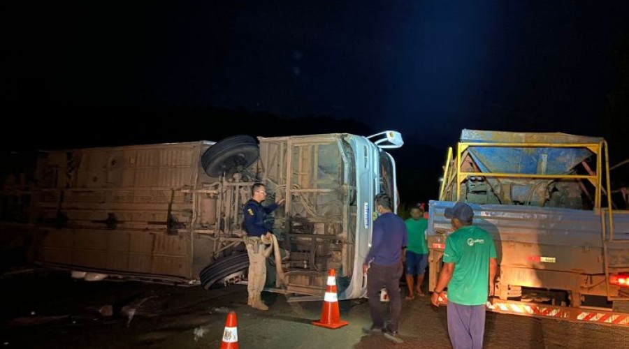 Ônibus tomba na BR-222/MA e deixa vários feridos