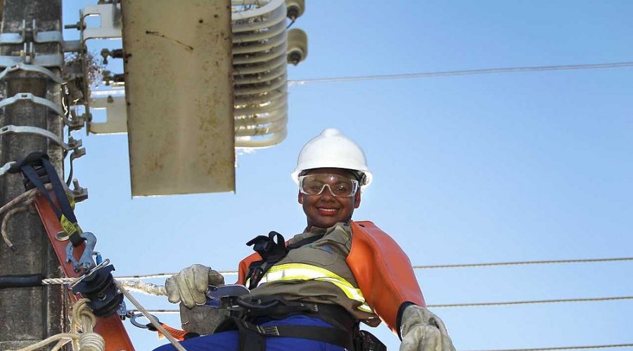 Luz feminina: 1ª eletricista da Coelba trilhou caminho árduo até o sonho