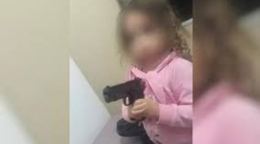 Em áudios, homem que fotografou filha armada ameaça ex: “Vou te matar”