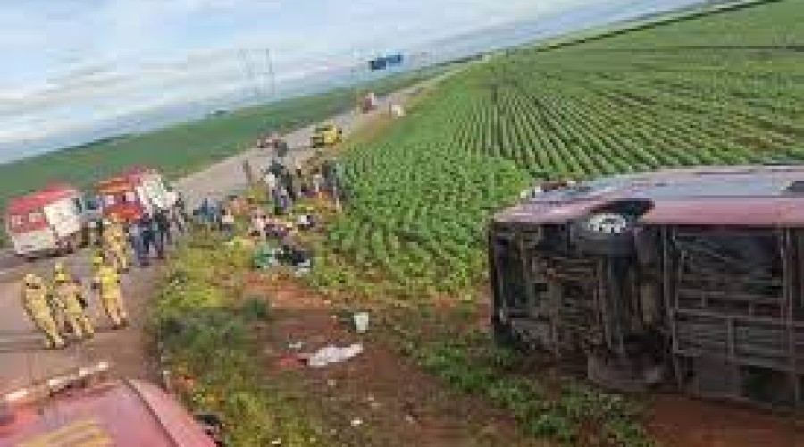 Ônibus tomba e deixa 25 pessoas feridas; um bebê fica em estado grave