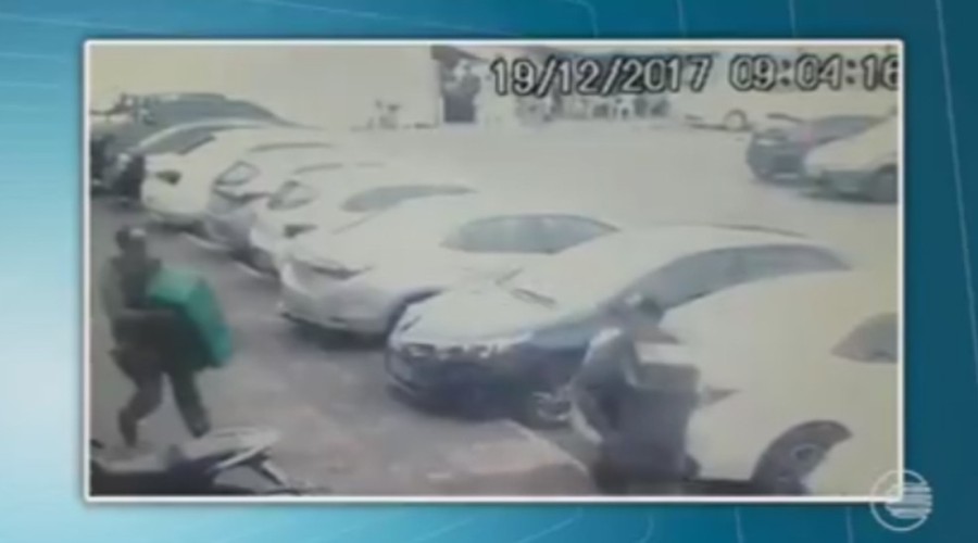 Imagens mostram PMs deixando banco com R$ 300 mil que sumiram após assalto