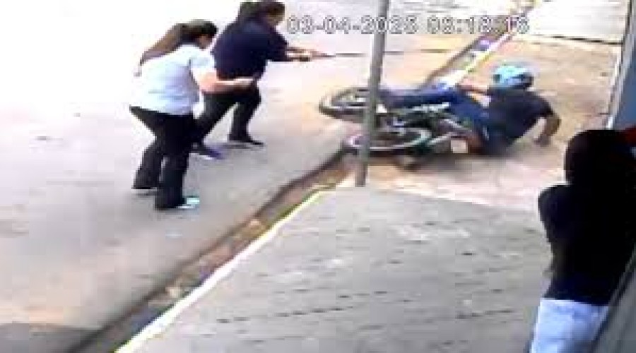 VÍDEO: Suspeito tenta assaltar farmácia no interior de SP, mas é impedido e agredido por funcionárias e clientes