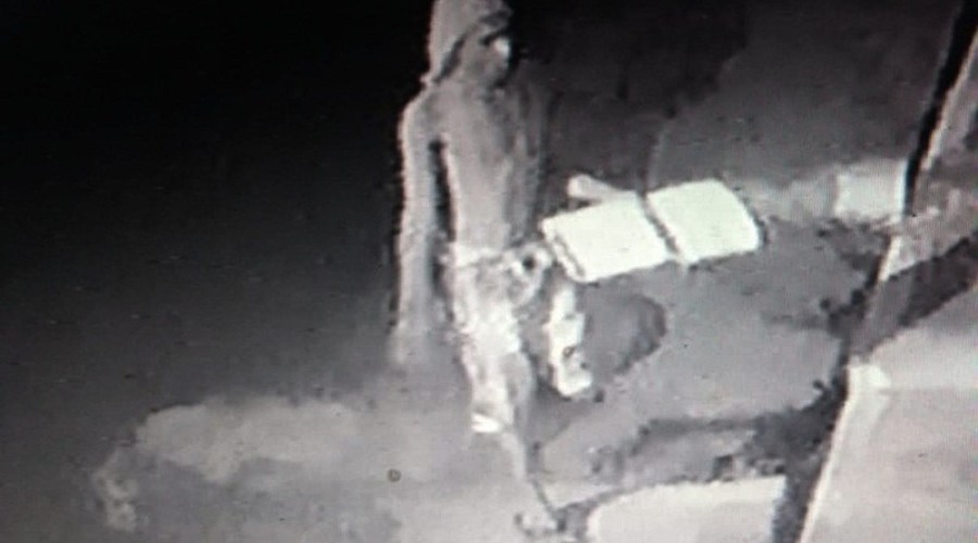 Assista os 2 Vídeo: Ação de um arrombador na madrugada no centro de Timon; Ele tentou entrar na casa de um juiz e depois foi a casa de um professor e roubou bicicleta avaliada em 4 mil