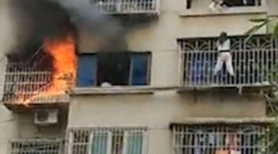 Jovem “escalando” prédio para escapar de incêndio