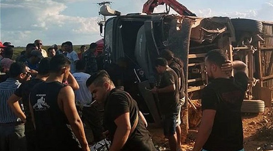 Acidente com ônibus da banda Gatinha Manhosa tem vítima fatal e feridos. Por conta do acidente, um show da banda foi cancelado em Araripina (PE)