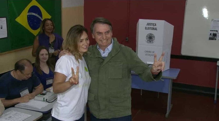 Com colete à prova de balas, Bolsonaro vota no Rio de Janeiro