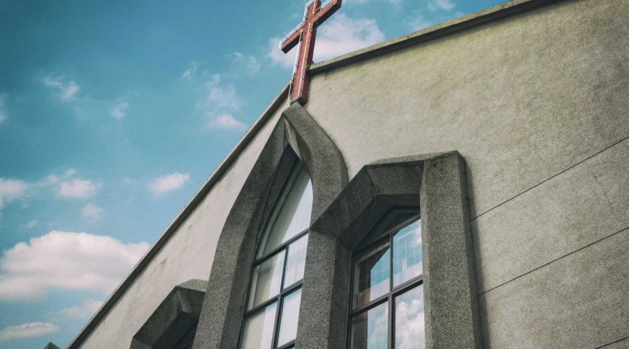 Ladrões furtam dinheiro, remédio e alimentos de igreja em Niterói